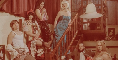 &Epsilon;ί&delta;&alpha;&mu;&epsilon; &tau;&eta;&nu; &pi;&alpha;&rho;ά&sigma;&tau;&alpha;&sigma;&eta; &laquo;&Mu;&pi;&lambda;&epsilon; &kappa;&alpha;&sigma;&tau;ό&rho;&iota;&nu;&alpha; &pi;&alpha;&pi;&omicron;ύ&tau;&sigma;&iota;&alpha;&raquo; &tau;&omicron;&upsilon; &Theta;. &Sigma;&kappa;&rho;&omicron;&upsilon;&mu;&pi;έ&lambda;&omicron;&upsilon; &sigma;&tau;&omicron; &Theta;έ&alpha;&tau;&rho;&omicron; &Mu;&pi;έ&lambda;&lambda;&omicron;&sigmaf;