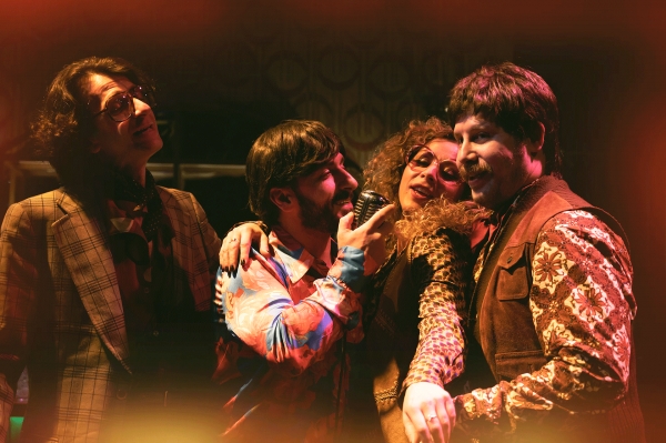 &Theta;έ&alpha;&tau;&rho;&omicron; Rabbithole: &laquo;1975&raquo; ή &Pi;&iota;&omicron; &gamma;&rho;ή&gamma;&omicron;&rho;&alpha;, &Epsilon;&mu;&mu;&alpha;&nu;&omicron;&upsilon;έ&lambda;&alpha;! &Sigma;&kappa;ό&tau;&omega;&sigma;&epsilon;! &Sigma;&kappa;ό&tau;&omega;&sigma;&epsilon;!