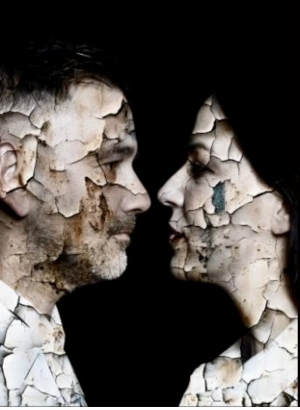 &Epsilon;ί&delta;&alpha;&mu;&epsilon; &tau;&eta;&nu; &pi;&alpha;&rho;ά&sigma;&tau;&alpha;&sigma;&eta; "Surriento - &Omicron; &Kappa;ό&sigma;&mu;&omicron;&sigmaf; &Xi;&alpha;&nu;ά" &tau;&omicron;&upsilon; &Theta;&alpha;&nu;ά&sigma;&eta; &Tau;&rho;&iota;&alpha;&rho;ί&delta;&eta; , &sigma;&epsilon; &sigma;&kappa;&eta;&nu;&omicron;&theta;&epsilon;&sigma;ί&alpha; Έ&phi;&eta;&sigmaf; &Mu;&epsilon;&rho;ά&beta;&omicron;&gamma;&lambda;&omicron;&upsilon;, &sigma;&tau;&omicron; &theta;έ&alpha;&tau;&rho;&omicron; &Epsilon;&rho;&gamma;&omicron;&tau;ά&xi;&iota;&omicron;&nu;