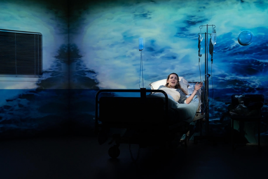 &Epsilon;ί&delta;&alpha;&mu;&epsilon; &tau;&eta;&nu; &pi;&alpha;&rho;ά&sigma;&tau;&alpha;&sigma;&eta; "Ό&lambda;&omicron;&sigmaf; &omicron; &chi;&rho;ό&nu;&omicron;&sigmaf; &tau;&omicron;&upsilon; &kappa;ό&sigma;&mu;&omicron;&upsilon;" &sigma;&tau;&omicron; &theta;έ&alpha;&tau;&rho;&omicron; &Tau;έ&chi;&nu;&eta;&sigmaf; &Kappa;ά&rho;&omicron;&lambda;&omicron;&sigmaf; &Kappa;&omicron;&upsilon;&nu;