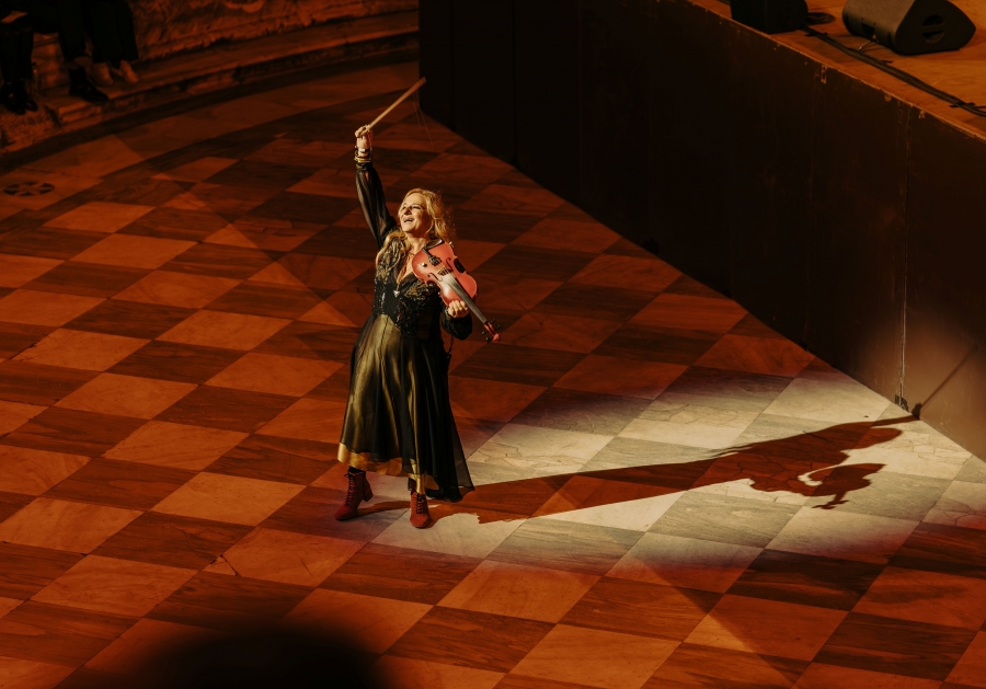 ΕΝΑ ΜΑΓΕΥΤΙΚΟ ΦΙΝΑΛΕ ΣΤΟ ΗΡΩΔΕΙΟ ΜΕ ΤΗΝ ΕΥΑΝΘΙΑ ΡΕΜΠΟΥΤΣΙΚΑ