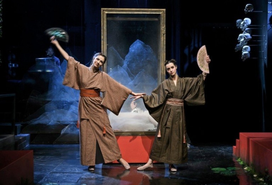 &Epsilon;ί&delta;&alpha;&mu;&epsilon; &tau;&eta;&nu; &pi;&alpha;&rho;ά&sigma;&tau;&alpha;&sigma;&eta; &Tau;&omicron;&upsilon;&rho;&alpha;&nu;&tau;ό- &eta; &gamma;&upsilon;&nu;&alpha;ί&kappa;&alpha; &pi;&omicron;&upsilon; &mu;&iota;&sigma;&omicron;ύ&sigma;&epsilon; &tau;&omicron;&upsilon;&sigmaf; ά&nu;&tau;&rho;&epsilon;&sigmaf; &sigma;&tau;&omicron; &theta;έ&alpha;&tau;&rho;&omicron; &tau;&eta;&sigmaf; &omicron;&delta;&omicron;ύ &Kappa;&epsilon;&phi;&alpha;&lambda;&lambda;&eta;&nu;ί&alpha;&sigmaf;