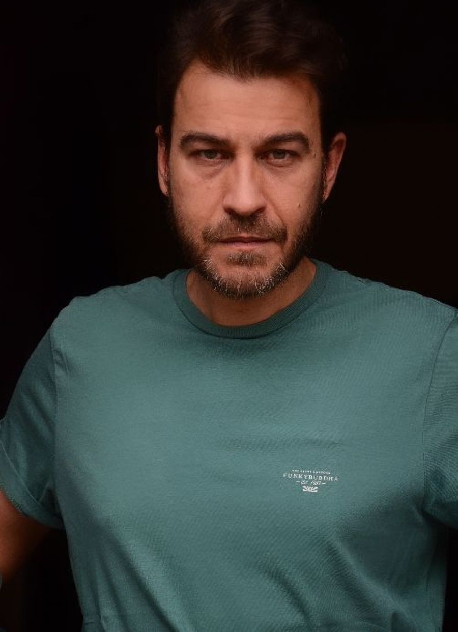 Συνέντευξη με τον Τάσο Καρακύκλα με αφορμή την παράσταση «Πιρούνια σε Ακριβά Σπορτέξ»που ανεβαίνει στο Red Jasper Cabaret Theatre