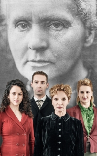 &Mu;&alpha;&rho;ί Skłodowska &Kappa;&iota;&omicron;&upsilon;&rho;ί &Sigma;&kappa;&eta;&nu;&omicron;&theta;&epsilon;&sigma;ί&alpha;: &Theta;έ&mu;&eta;&sigmaf; &Mu;&omicron;&upsilon;&mu;&omicron;&upsilon;&lambda;ί&delta;&eta;&sigmaf; &Sigma;ύ&gamma;&chi;&rho;&omicron;&nu;&omicron; &theta;έ&alpha;&tau;&rho;&omicron;.