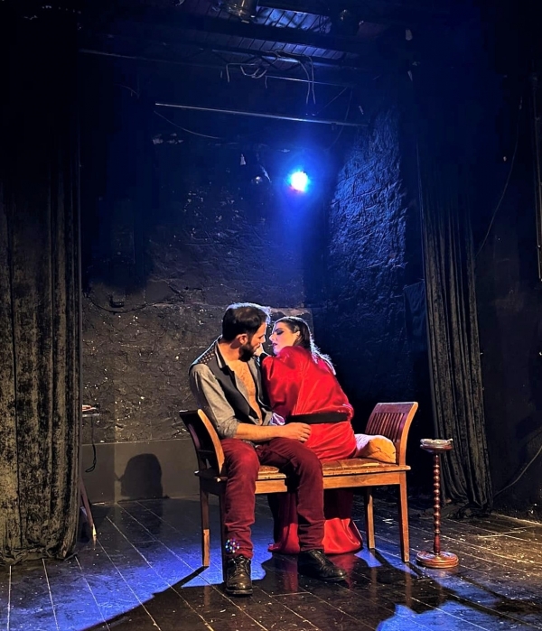 &Delta;ύ&omicron; &tau;&epsilon;&lambda;&epsilon;&upsilon;&tau;&alpha;ί&epsilon;&sigmaf; &pi;&alpha;&rho;&alpha;&sigma;&tau;ά&sigma;&epsilon;&iota;&sigmaf; &gamma;&iota;&alpha; &laquo;&Tau;&omicron; &Mu;&pi;&omicron;&rho;&nu;&tau;έ&lambda;&omicron; &Tau;&eta;&sigmaf; &Mu;&alpha;&nu;&tau;ά&mu; &Rho;ό&zeta;&alpha;&sigmaf;&raquo; &sigma;&tau;&omicron; &theta;έ&alpha;&tau;&rho;&omicron; &Alpha;&lambda;&kappa;&mu;ή&nu;&eta;