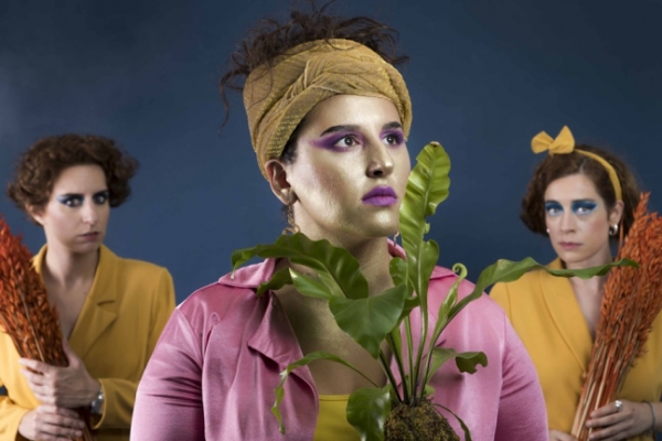 &Epsilon;ί&delta;&alpha;&mu;&epsilon; &tau;&eta;&nu; &Alpha;&phi;&rho;&iota;&kappa;ή ή &laquo;&Pi;&omega;&sigmaf; &nu;&alpha; &phi;&upsilon;&tau;έ&psi;&epsilon;&tau;&epsilon; &tau;&omicron;&nu; &nu;&epsilon;&kappa;&rho;ό &alpha;&delta;&epsilon;&rho;&phi;ό &sigma;&alpha;&sigmaf;&raquo;, &sigma;&tau;&omicron; &theta;έ&alpha;&tau;&rho;&omicron; Vault.