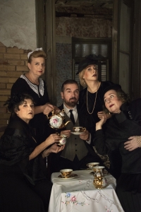 &laquo;&Epsilon;&lambda;ά&tau;&epsilon; &nu;&alpha; &pi;&iota;&omicron;ύ&mu;&epsilon; έ&nu;&alpha;&nu; &kappa;&alpha;&phi;έ&hellip;&raquo; &sigma;&tau;&omicron;&nu; &Mu;&iota;&kappa;&rho;ό &Kappa;&epsilon;&rho;&alpha;&mu;&epsilon;&iota;&kappa;ό &alpha;&pi;ό &tau;έ&lambda;&eta; &Nu;&omicron;&epsilon;&mu;&beta;&rho;ί&omicron;&upsilon;