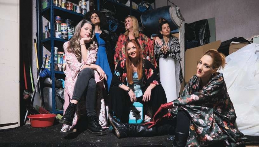 &Epsilon;ί&delta;&alpha;&mu;&epsilon; &tau;&eta;&nu; &pi;&alpha;&rho;ά&sigma;&tau;&alpha;&sigma;&eta; &lsquo;&rsquo;&Alpha;&pi;ό&psi;&epsilon; &Alpha;&upsilon;&tau;&omicron;&sigma;&chi;&epsilon;&delta;&iota;ά&zeta;&omicron;&upsilon;&mu;&epsilon; &lsquo;&rsquo; &tau;&omicron;&upsilon; &Lambda;&omicron;&upsilon;ί&tau;&zeta;&iota; &Pi;&iota;&rho;&alpha;&nu;&tau;έ&lambda;&lambda;&omicron; &alpha;&pi;ό &tau;&eta;&nu; &Theta;&epsilon;&alpha;&tau;&rho;&iota;&kappa;ή &Omicron;&mu;ά&delta;&alpha; &Kappa;&omega;&phi;ώ&nu; &laquo;&Tau;&rho;&epsilon;&lambda;ά &Chi;&rho;ώ&mu;&alpha;&tau;&alpha;&raquo;, &sigma;&tau;&omicron; &Theta;έ&alpha;&tau;&rho;&omicron; Ά&beta;&alpha;&tau;&omicron;&nu;