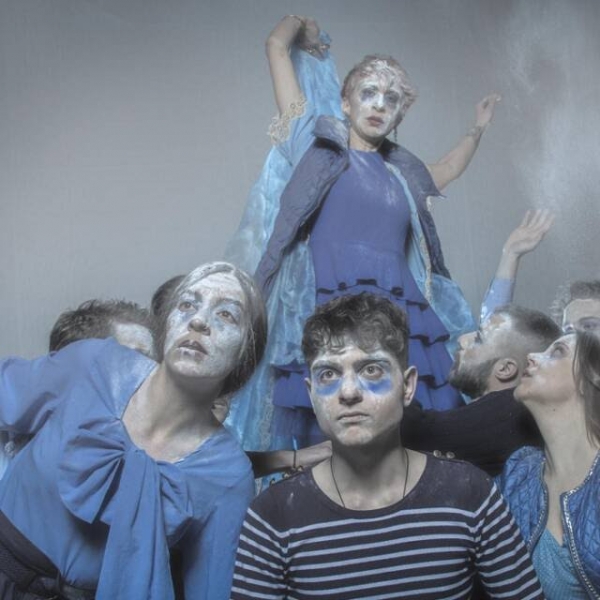 &Epsilon;ί&delta;&alpha;&mu;&epsilon; &sigma;&tau;&omicron; &theta;έ&alpha;&tau;&rho;&omicron; &Nu;ous  &ldquo;Life: &Mu;&iota;&alpha; &pi;&alpha;&rho;ά&sigma;&tau;&alpha;&sigma;&eta; &beta;&alpha;&sigma;&iota;&sigma;&mu;έ&nu;&eta; &sigma;&tau;&omicron;&nu; &Beta;&upsilon;&sigma;&sigma;&iota;&nu;ό&kappa;&eta;&pi;&omicron;".