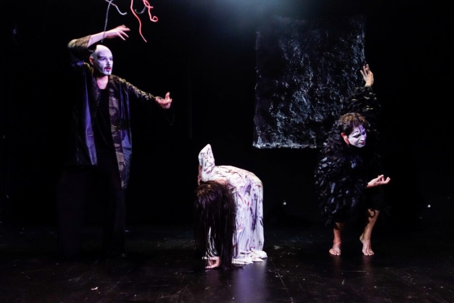 Το έργο «Ρασόμον. Η εκδοχή της αλογόμυγας» που έχει ως αφετηρία τρία διηγήματα του Ρυονόσουκε Ακουτάγκαβα παρουσιάζει Θέατρο 104 από τις 8 Οκτωβρίου.