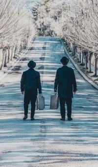 "&Omicron; &Rho;ό&zeta;&epsilon;&nu;&kappa;&rho;&alpha;&nu;&tau;&zeta; &kappa;&alpha;&iota; &omicron; &Gamma;&kappa;ί&lambda;&nu;&tau;&epsilon;&nu;&sigma;&tau;&epsilon;&rho;&nu; &epsilon;ί&nu;&alpha;&iota; &nu;&epsilon;&kappa;&rho;&omicron;ί" || &Eta; &nu;έ&alpha; &sigma;&kappa;&eta;&nu;&omicron;&theta;&epsilon;&sigma;ί&alpha; &tau;&omicron;&upsilon; &Sigma;&tau;ά&theta;&eta; &Lambda;&iota;&beta;&alpha;&theta;&iota;&nu;&omicron;ύ έ&rho;&chi;&epsilon;&tau;&alpha;&iota; &sigma;&tau;&iota;&sigmaf; 21/2 &sigma;&tau;&omicron; &Theta;έ&alpha;&tau;&rho;&omicron; &tau;&eta;&sigmaf; &Omicron;&delta;&omicron;ύ &Kappa;&upsilon;&kappa;&lambda;ά&delta;&omega;&nu; - &Lambda;&epsilon;&upsilon;&tau;έ&rho;&eta;&sigmaf; &Beta;&omicron;&gamma;&iota;&alpha;&tau;&zeta;ή&sigmaf;