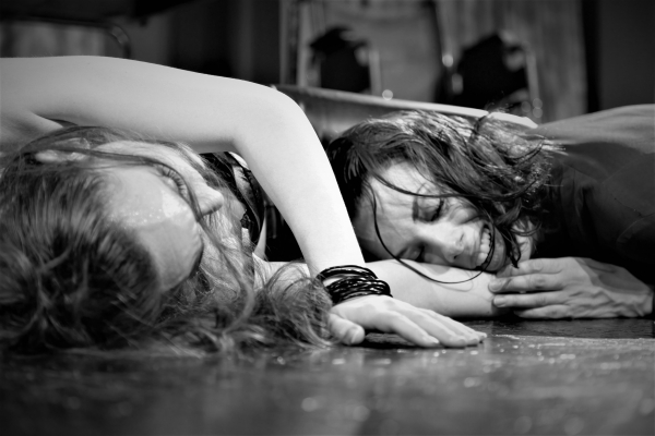 &Alpha;&theta;&eta;&nu;&alpha;ϊ&kappa;ή &Sigma;&kappa;&eta;&nu;ή &lsquo;&lsquo;&Epsilon;&nu;ό&sigmaf; &lambda;&epsilon;&pi;&tau;&omicron;ύ. . .&phi;&omega;&nu;ή&rsquo;&rsquo; &alpha;&pi;ό &tau;&omicron; &Sigma;ά&beta;&beta;&alpha;&tau;&omicron; 26 &Nu;&omicron;&epsilon;&mu;&beta;&rho;ί&omicron;&upsilon;