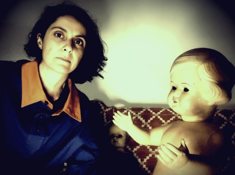 &Sigma;&upsilon;&nu;έ&nu;&tau;&epsilon;&upsilon;&xi;&eta; &mu;&epsilon; &tau;&eta;&nu; &sigma;&kappa;&eta;&nu;&omicron;&theta;έ&tau;&iota;&delta;&alpha; &Epsilon;&iota;&rho;ή&nu;&eta; &Delta;&epsilon;&rho;&mu;&iota;&tau;&zeta;ά&kappa;&eta;, &mu;&epsilon; &alpha;&phi;&omicron;&rho;&mu;ή &tau;&eta;&nu; &pi;&alpha;&rho;ά&sigma;&tau;&alpha;&sigma;&eta; &ldquo;Ruby Moon&rdquo; &pi;&omicron;&upsilon; &alpha;&nu;&epsilon;&beta;ά&iota;&nu;&epsilon;&iota; &sigma;&tau;&omicron;  &Theta;έ&alpha;&tau;&rho;&omicron; &Alpha;&Gamma;&Gamma;&Epsilon;&Lambda;&Omega;&Nu; &Beta;&Eta;&Mu;&Alpha;