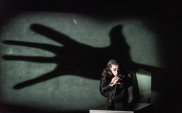 &Epsilon;ί&delta;&alpha;&mu;&epsilon; &tau;&eta;&nu; &pi;&alpha;&rho;ά&sigma;&tau;&alpha;&sigma;&eta; &laquo;Nomsferatu&raquo; &sigma;&tau;&omicron; &theta;έ&alpha;&tau;&rho;&omicron; 104