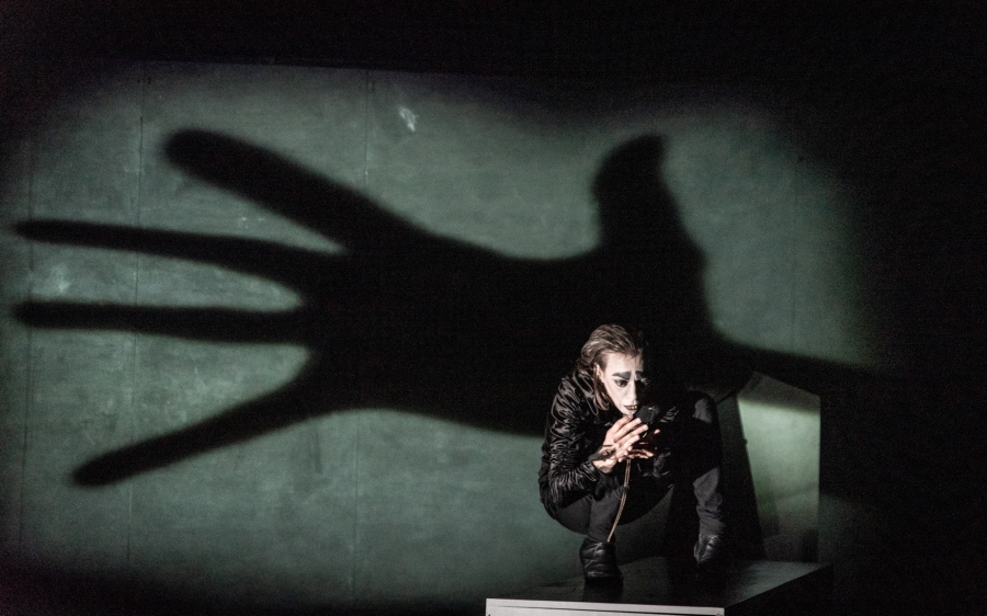 &Epsilon;ί&delta;&alpha;&mu;&epsilon; &tau;&eta;&nu; &pi;&alpha;&rho;ά&sigma;&tau;&alpha;&sigma;&eta; &laquo;Nomsferatu&raquo; &sigma;&tau;&omicron; &theta;έ&alpha;&tau;&rho;&omicron; 104