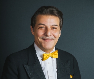 &Sigma;&upsilon;&nu;έ&nu;&tau;&epsilon;&upsilon;&xi;&eta; &mu;&epsilon; &tau;&omicron;&nu; &eta;&theta;&omicron;&pi;&omicron;&iota;ό &kappa;&alpha;&iota; &sigma;&kappa;&eta;&nu;&omicron;&theta;έ&tau;&eta; &Mu;&pi;ά&mu;&pi;&eta; &Chi;&alpha;&tau;&zeta;&eta;&delta;ά&kappa;&eta; &mu;&epsilon; &alpha;&phi;&omicron;&rho;&mu;ή  &tau;&iota;&sigmaf; &pi;&alpha;&rho;&alpha;&sigma;&tau;ά&sigma;&epsilon;&iota;&sigmaf; &laquo;Έ&tau;&sigma;&iota; ό&pi;&omega;&sigmaf; &mu;&epsilon; &theta;&epsilon;&sigmaf;&raquo; &kappa;&alpha;&iota; &laquo;&Omicron; Ά&nu;&theta;&rho;&omega;&pi;&omicron;&sigmaf; &mu;&epsilon; &tau;&omicron; &lambda;&omicron;&upsilon;&lambda;&omicron;ύ&delta;&iota; &sigma;&tau;&omicron; &sigma;&tau;ό&mu;&alpha;&raquo;