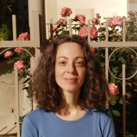 &Sigma;&upsilon;&nu;έ&nu;&tau;&epsilon;&upsilon;&xi;&eta; &tau;&eta;&sigmaf; &sigma;&kappa;&eta;&nu;&omicron;&theta;έ&tau;&iota;&delta;&alpha;&sigmaf; &Nu;ά&nu;&tau;&iota;&alpha;&sigmaf; &Phi;ώ&sigma;&kappa;&omicron;&lambda;&omicron;&upsilon;, &sigma;&tau;&omicron; &theta;&epsilon;&alpha;&tau;&rho;&omicron;.gr &mu;&epsilon; &alpha;&phi;&omicron;&rho;&mu;ή &tau;&eta;&nu; &pi;&alpha;&rho;ά&sigma;&tau;&alpha;&sigma;&eta; &laquo;&Alpha;&tau;&sigma;ά&lambda;&iota;&raquo; &tau;&eta;&sigmaf; Rona Munro &pi;&omicron;&upsilon; &epsilon;&pi;&iota;&sigma;&tau;&rho;έ&phi;&epsilon;&iota; &gamma;&iota;&alpha; 2&eta; &chi;&rho;&omicron;&nu;&iota;ά &sigma;&tau;&omicron; &theta;έ&alpha;&tau;&rho;&omicron; &laquo;&Mu;&epsilon;&tau;&alpha;&xi;&omicron;&upsilon;&rho;&gamma;&epsilon;ί&omicron;&raquo;.