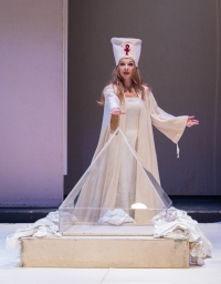 &Sigma;&upsilon;&nu;έ&nu;&tau;&epsilon;&upsilon;&xi;&eta; &tau;&eta;&sigmaf; &eta;&theta;&omicron;&pi;&omicron;&iota;&omicron;ύ &kappa;&alpha;&iota; &beta;&omicron;&eta;&theta;&omicron;ύ &sigma;&kappa;&eta;&nu;&omicron;&theta;έ&tau;&eta; &Epsilon;&iota;&rho;ή&nu;&eta;&sigmaf; &Epsilon;&upsilon;&alpha;&gamma;&gamma;&epsilon;&lambda;ά&tau;&omicron;&upsilon; &tau;&eta;&sigmaf; &pi;&alpha;&rho;ά&sigma;&tau;&alpha;&sigma;&eta;&sigmaf; &laquo;&Eta; &Chi;ώ&rho;&alpha; &tau;&omega;&nu; &Pi;&omicron;&upsilon;&lambda;&iota;ώ&nu;&raquo; &sigma;&tau;&omicron; &theta;έ&alpha;&tau;&rho;&omicron; &Kappa;&nu;&omega;&sigma;ό&sigmaf;.