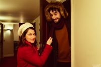 &Tau;&omicron; &Delta;&eta;&mu;&omicron;&tau;&iota;&kappa;ό &Theta;έ&alpha;&tau;&rho;&omicron; &Pi;&epsilon;&iota;&rho;&alpha;&iota;ά &pi;&alpha;&rho;&omicron;&upsilon;&sigma;&iota;ά&zeta;&epsilon;&iota; &tau;&eta;&nu; &laquo;&Alpha;&gamma;&gamma;&epsilon;&lambda;ί&nu;&alpha;&raquo; &tau;&eta;&sigmaf; &Xi;έ&nu;&iota;&alpha;&sigmaf; &Kappa;&alpha;&lambda;&omicron;&gamma;&epsilon;&rho;&omicron;&pi;&omicron;ύ&lambda;&omicron;&upsilon; || &Pi;&rho;&epsilon;&mu;&iota;έ&rho;&alpha; 18/2