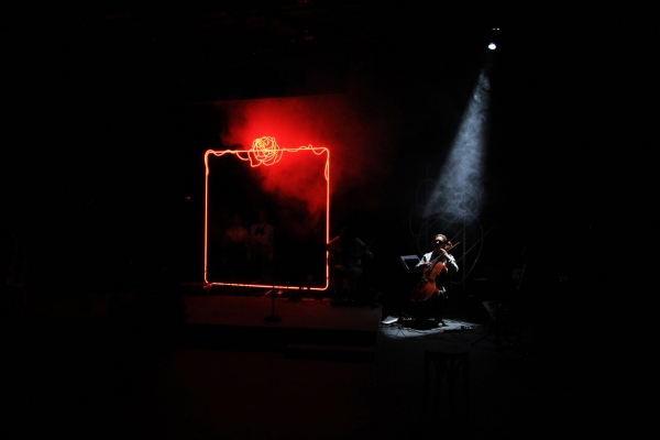 &Tau;&omicron; "&Sigma;&phi;&alpha;&gamma;&epsilon;ί&omicron; &tau;&omicron;&upsilon; Έ&rho;&omega;&tau;&alpha;" &sigma;&tau;&omicron; &Sigma;ύ&gamma;&chi;&rho;&omicron;&nu;&omicron; &Theta;έ&alpha;&tau;&rho;&omicron;