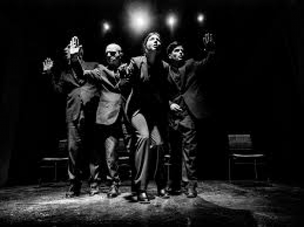 &Epsilon;ί&delta;&alpha;&mu;&epsilon; &tau;&omicron;&nu; &Kappa;&alpha;&lambda;&iota;&gamma;&omicron;ύ&lambda;&alpha; &sigma;&tau;&omicron; &theta;έ&alpha;&tau;&rho;&omicron; &Kappa;&alpha;&rho;έ&zeta;&eta;.