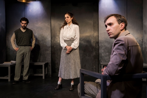 &Epsilon;&tau;&alpha;&iota;&rho;&epsilon;ί&alpha; &Theta;&epsilon;ά&tau;&rho;&omicron;&upsilon; &Pi;&rho;ά&xi;&eta; &Epsilon;&pi;&tau;ά &Zeta;&Omicron;&Upsilon;&Beta;&Epsilon;-&Epsilon;&Lambda;&Beta;&Iota;&Rho;&Alpha;