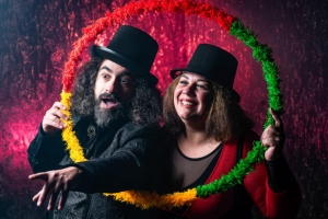 &Sigma;&upsilon;&nu;έ&nu;&tau;&epsilon;&upsilon;&xi;&eta; &mu;&epsilon; &tau;&eta;&nu; &Nu;&alpha;&tau;&alpha;&lambda;ί&alpha; &Eta;&lambda;ί&alpha; &kappa;&alpha;&iota; &tau;&omicron;&nu; &Alpha;&lambda;έ&xi;&alpha;&nu;&delta;&rho;&omicron; Frixos Magic , &mu;&epsilon; &alpha;&phi;&omicron;&rho;&mu;ή &tau;&eta;&nu; &pi;&alpha;&rho;ά&sigma;&tau;&alpha;&sigma;&eta;  &laquo;&Eta; &Mu;&Alpha;&Chi;&Eta; &Tau;&Omega;&Nu; &Mu;&Alpha;&Gamma;&Omega;&Nu;&raquo; &pi;&omicron;&upsilon; &alpha;&nu;&epsilon;&beta;&alpha;Ί&nu;&epsilon;&iota; &sigma;&tau;&omicron; &theta;έ&alpha;&tau;&rho;&omicron; 2510