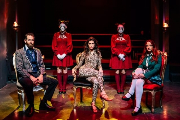 &Epsilon;ί&delta;&alpha;&mu;&epsilon; &tau;&eta;&nu; &pi;&alpha;&rho;ά&sigma;&tau;&alpha;&sigma;&eta; &laquo;&Kappa;&epsilon;&kappa;&lambda;&epsilon;&iota;&sigma;&mu;έ&nu;&omega;&nu; &tau;&omega;&nu; &theta;&upsilon;&rho;ώ&nu;&raquo; &sigma;&tau;&omicron; Studio &Mu;&alpha;&upsilon;&rho;&omicron;&mu;&iota;&chi;ά&lambda;&eta;.