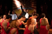 &laquo;&Sigma;&kappa;&omicron;&tau;ώ&nu;&omicron;&upsilon;&nu; &tau;&alpha; ά&lambda;&omicron;&gamma;&alpha; ό&tau;&alpha;&nu; &gamma;&epsilon;&rho;ά&sigma;&omicron;&upsilon;&nu;&raquo; : &Mu;&epsilon;&tau;ά &tau;&eta; &theta;&epsilon;&rho;&mu;ή &alpha;&pi;&omicron;&delta;&omicron;&chi;ή &alpha;&pi;ό &kappa;&omicron;&iota;&nu;ό &kappa;&alpha;&iota; &kappa;&rho;&iota;&tau;&iota;&kappa;&omicron;ύ&sigmaf;, &sigma;&upsilon;&nu;&epsilon;&chi;ί&zeta;&epsilon;&tau;&alpha;&iota; &kappa;&alpha;&iota; &mu;&epsilon;&tau;ά &tau;&omicron; &Pi;ά&sigma;&chi;&alpha;, &gamma;&iota;&alpha; 8 &alpha;&kappa;ό&mu;&eta; &pi;&alpha;&rho;&alpha;&sigma;&tau;ά&sigma;&epsilon;&iota;&sigmaf; &sigma;&tau;&omicron; &theta;έ&alpha;&tau;&rho;&omicron; &Epsilon;&nu; &Alpha;&theta;ή&nu;&alpha;&iota;&sigmaf;