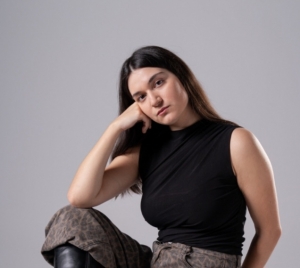 &Sigma;&upsilon;&nu;έ&nu;&tau;&epsilon;&upsilon;&xi;&eta;  &mu;&epsilon; &tau;&eta;&nu; &Zeta;&omega;ή &Sigma;&tau;&alpha;&theta;&omicron;&pi;&omicron;ύ&lambda;&omicron;&upsilon; &pi;&omicron;&upsilon; &pi;&alpha;ί&zeta;&epsilon;&iota;, &gamma;&rho;ά&phi;&epsilon;&iota; &kappa;&alpha;&iota; &epsilon;ί&nu;&alpha;&iota; &beta;&omicron;&eta;&theta;ό&sigmaf; &sigma;&kappa;&eta;&nu;&omicron;&theta;έ&tau;&eta; &sigma;&tau;&eta;&nu; &pi;&alpha;&rho;ά&sigma;&tau;&alpha;&sigma;&eta; '' Dream Team ''