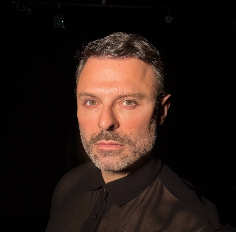 &Sigma;&upsilon;&nu;έ&nu;&tau;&epsilon;&upsilon;&xi;&eta; &mu;&epsilon; &tau;&omicron;&nu; &eta;&theta;&omicron;&pi;&omicron;&iota;ό  &Gamma;&iota;ώ&rho;&gamma;&omicron; &Pi;&alpha;&pi;&alpha;&pi;&alpha;ύ&lambda;&omicron;&upsilon; &mu;&epsilon; &alpha;&phi;&omicron;&rho;&mu;ή &tau;&eta;&nu; &pi;&alpha;&rho;ά&sigma;&tau;&alpha;&sigma;&eta; '&Omicron; &Alpha;&Rho;&Chi;&Iota;&Tau;&Epsilon;&Kappa;&Tau;&Omega;&Nu;' &tau;&eta;&sigmaf; &Phi;ώ&phi;&eta;&sigmaf; &Tau;&rho;έ&zeta;&omicron;&upsilon;, &pi;&omicron;&upsilon; &alpha;&nu;&epsilon;&beta;&alpha;ί&nu;&epsilon;&iota; &sigma;&tau;&omicron; &Theta;&Epsilon;&Alpha;&Tau;&Rho;&Omicron; 104 - BLACK BOX